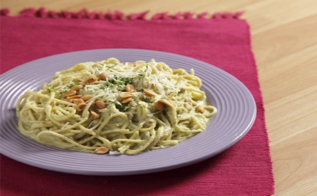 Espaguetis en crema de maní